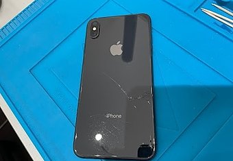 iPhone 背面ガラス割れです。